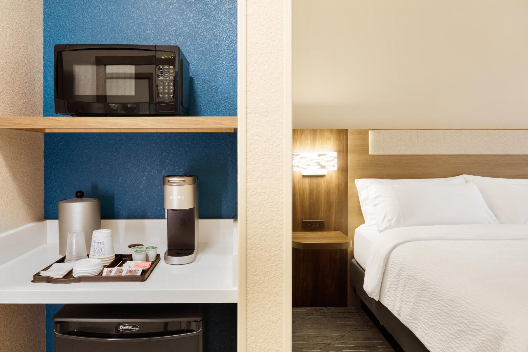 Holiday Inn Express Hotel & Suites Manchester - Airport By Ihg Exterior photo